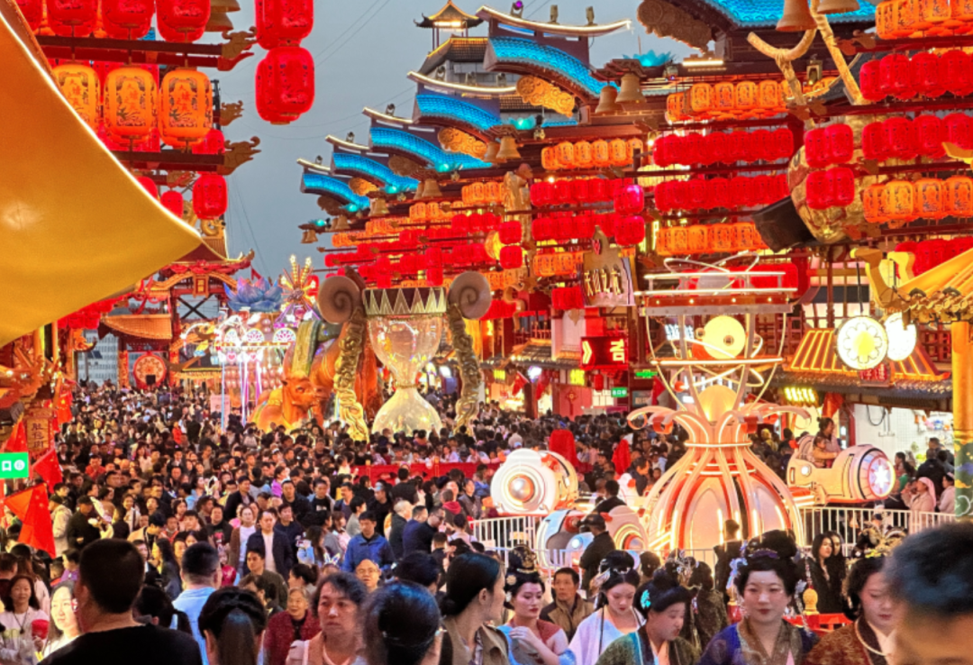 行業(yè)最大批量！宇通100輛高端旅游客車交付新疆