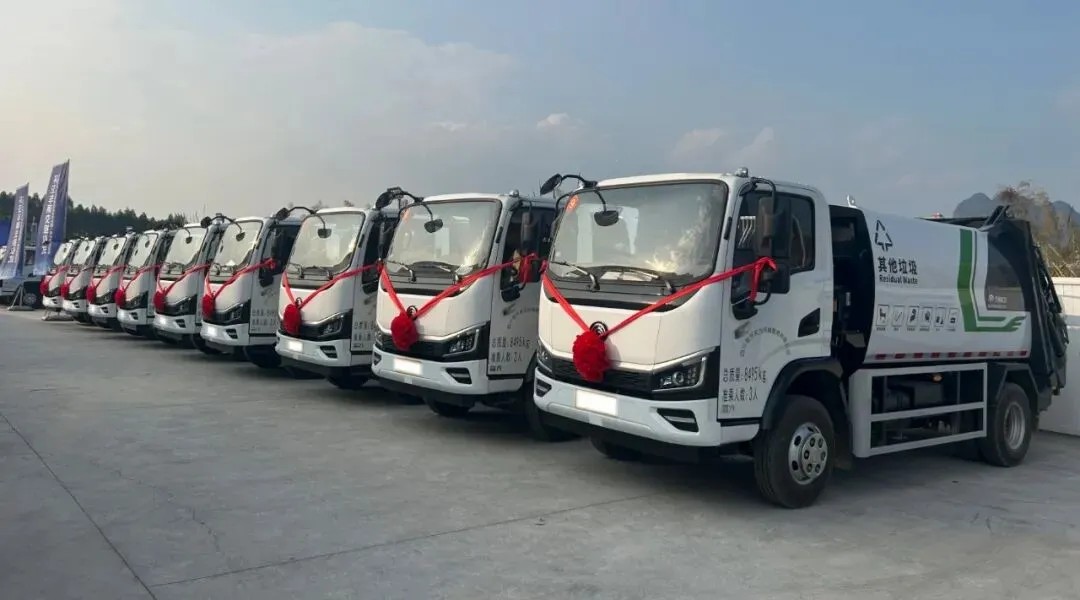 宇通重工旗下宇通環(huán)衛(wèi)8噸壓縮式垃圾車批量交付河池！