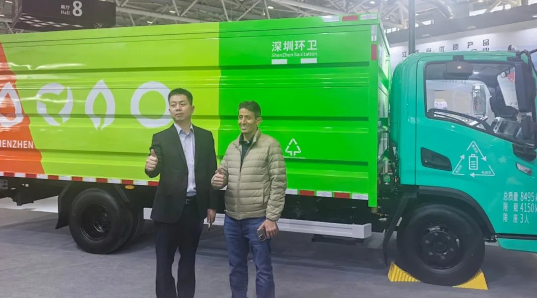 亮相2025深圳CCE展！宇通8噸純電密閉式桶裝垃圾車破解垃圾桶收運難題！