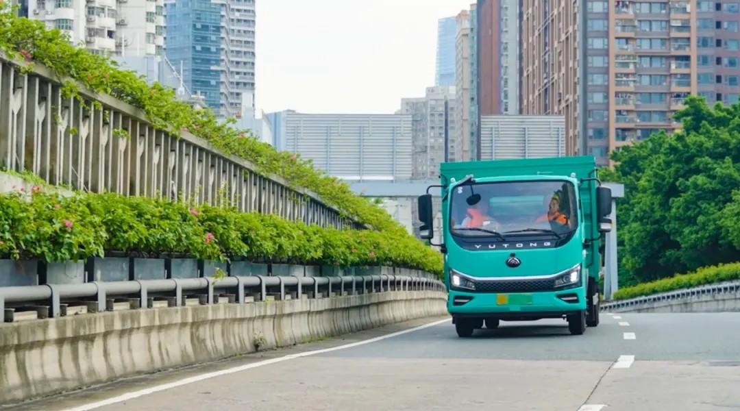 亮相2025深圳CCE展！宇通8噸純電密閉式桶裝垃圾車破解垃圾桶收運難題！