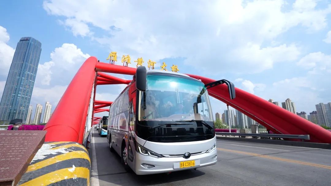國(guó)風(fēng)車奔赴絲綢路！宇通攜手甘肅旅汽打造西北高端游